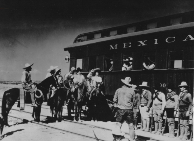 V�monos  con Pancho Villa a pesar de estar  catalogada como una de las grandes joyas del cine mexicano y del cine de  la Revoluci�n, pocos han visto la pel�cula y poco se puede ver, fuera  de funciones especiales o ciclos dedicados al g�nero.  - ENFILME.COM
