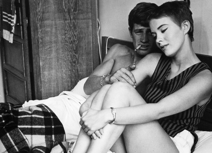 En 1960, Jean-Luc Godard era un estudioso cr�tico de cine, pero sobre todo, un cin�filo, que gustaba de los film noir serie B realizados en los Estados Unidos. Decidi� hacer uno, casi sin presupuesto, con un gui�n escrito horas antes del rodaje.  - ENFILME.COM