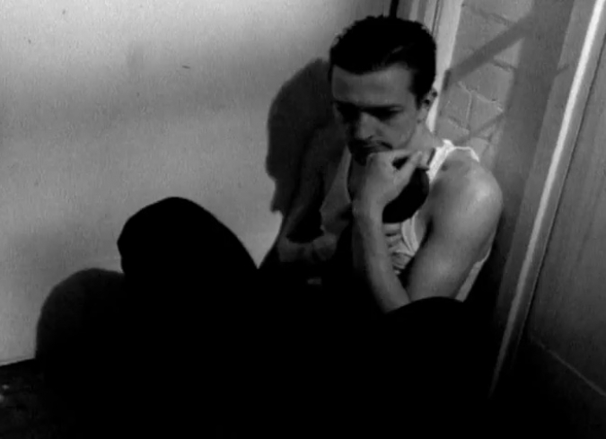 Doodlebug es el primer cortometraje escrito y dirigido por Christopher Nolan. Desprovisto de di�logos y rodado en su totalidad en blanco y negro. El relato de corte surrealista sigue a un personaje dominado por un pensamiento autodestructivo.  - ENFILME.COM