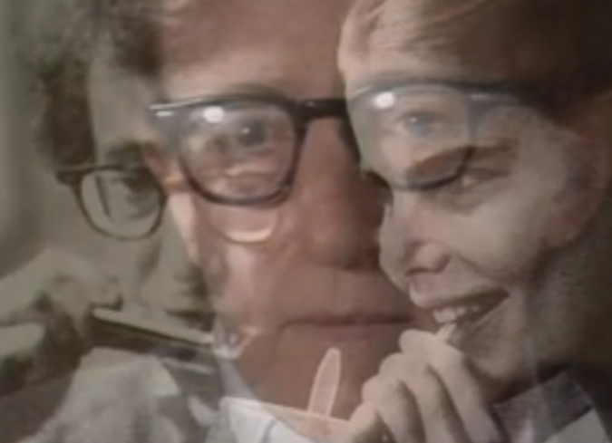 La acidez cr�tica con la que Jean-Luc Godard ha llenado cada uno de sus filmes queda impregnada en la imagen del cineasta Woody Allen.  El director neoyorquino queda reducido a un maniqu� en el juego de  Godard.  - ENFILME.COM