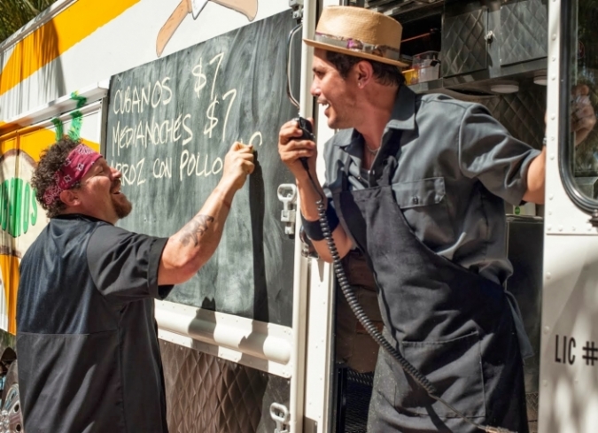 Despu�s de la fallida Cowboys & Aliens (2011), Jon Favreu escribe, dirige, produce y protagoniza, Chef a domicilio, una comedia rom�ntica que cuenta con un reparto multiestelar con breves apariciones: Sof�a Vergara, Scarlett Johansson, John Leguizamo, Dustin Hoffman, y Robert Downey Jr.  Favreu se enfunda en el traje de Carl Casper, un chef derrotado y  divorciado que busca encontrarle sentido a su vida, despu�s de perder su  trabajo en un restaurante tras una mala cr�tica que lo conduce a una  crisis p�blica. A pesar de su precaria situaci�n profesional y familiar,  Casper decide comenzar desde cero y redescubrir su pasi�n por la  comida. Alentado por Inez, su exesposa (Vergara), Carl viaja con ella y  su hijo de 10 a�os (Emjay Anthony) a Miami, y all�, el exmarido de Inez  (Robert Downey Jr.), una especie de empresario loco, se apiada de Carl y  le ofrece un viejo y destartalado cami�n de comida ambulante. De esa  manera, Carl se embarca en una odisea a lo largo del pa�s en un esfuerzo  por redescubrir su creatividad y amor por la cocina en un momento en el  que ha perdido todo el prestigio que ten�a.  - ENFILME.COM