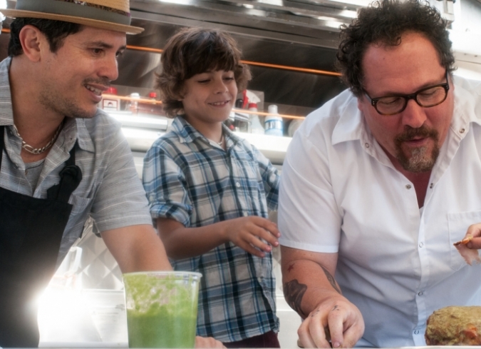 Despu�s de la fallida Cowboys & Aliens (2011), Jon Favreu escribe, dirige, produce y protagoniza, Chef a domicilio, una comedia rom�ntica que cuenta con un reparto multiestelar con breves apariciones: Sof�a Vergara, Scarlett Johansson, John Leguizamo, Dustin Hoffman, y Robert Downey Jr.  Favreu se enfunda en el traje de Carl Casper, un chef derrotado y  divorciado que busca encontrarle sentido a su vida, despu�s de perder su  trabajo en un restaurante tras una mala cr�tica que lo conduce a una  crisis p�blica. A pesar de su precaria situaci�n profesional y familiar,  Casper decide comenzar desde cero y redescubrir su pasi�n por la  comida. Alentado por Inez, su exesposa (Vergara), Carl viaja con ella y  su hijo de 10 a�os (Emjay Anthony) a Miami, y all�, el exmarido de Inez  (Robert Downey Jr.), una especie de empresario loco, se apiada de Carl y  le ofrece un viejo y destartalado cami�n de comida ambulante. De esa  manera, Carl se embarca en una odisea a lo largo del pa�s en un esfuerzo  por redescubrir su creatividad y amor por la cocina en un momento en el  que ha perdido todo el prestigio que ten�a.  - ENFILME.COM