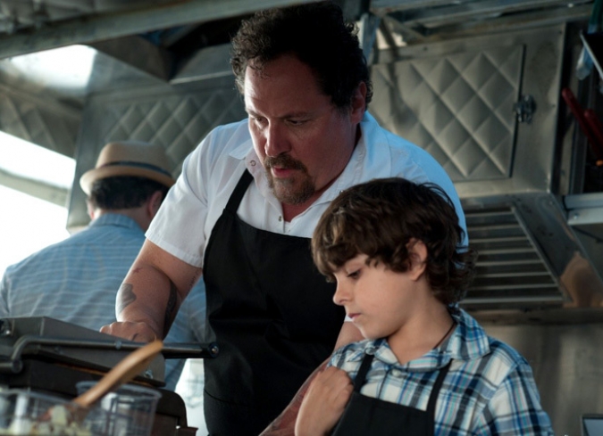 Despu�s de la fallida Cowboys & Aliens (2011), Jon Favreu escribe, dirige, produce y protagoniza, Chef a domicilio, una comedia rom�ntica que cuenta con un reparto multiestelar con breves apariciones: Sof�a Vergara, Scarlett Johansson, John Leguizamo, Dustin Hoffman, y Robert Downey Jr.  Favreu se enfunda en el traje de Carl Casper, un chef derrotado y  divorciado que busca encontrarle sentido a su vida, despu�s de perder su  trabajo en un restaurante tras una mala cr�tica que lo conduce a una  crisis p�blica. A pesar de su precaria situaci�n profesional y familiar,  Casper decide comenzar desde cero y redescubrir su pasi�n por la  comida. Alentado por Inez, su exesposa (Vergara), Carl viaja con ella y  su hijo de 10 a�os (Emjay Anthony) a Miami, y all�, el exmarido de Inez  (Robert Downey Jr.), una especie de empresario loco, se apiada de Carl y  le ofrece un viejo y destartalado cami�n de comida ambulante. De esa  manera, Carl se embarca en una odisea a lo largo del pa�s en un esfuerzo  por redescubrir su creatividad y amor por la cocina en un momento en el  que ha perdido todo el prestigio que ten�a.  - ENFILME.COM