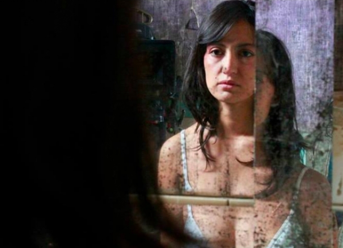 M�rquez le regala escapatorias falsas a sus protagonistas al m�s puro estilo de�Jorge Ibarg�engoitia�en�Las muertas. Quiz�, sin pretenderlo, ha cifrado dentro de�Fecha de caducidad�un modo de lidiar con la realidad mexicana ?signada por la violencia social, por la muerte como horizonte y forma natural de interacci�n humana? en tres formas diferentes: la venganza (Ramona), la culpa (Mariana) y la esperanza (Genaro). Como si fuera algo cotidiano.  - ENFILME.COM