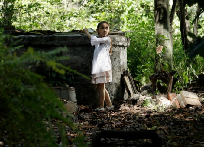 Fecha de estreno en M�xico: septiembre 3, 2015. Manto acu�fero de Michael Rowe sigue la mirada de Caro, una ni�a a la que el mundo se le ha desmoronado.  - ENFILME.COM
