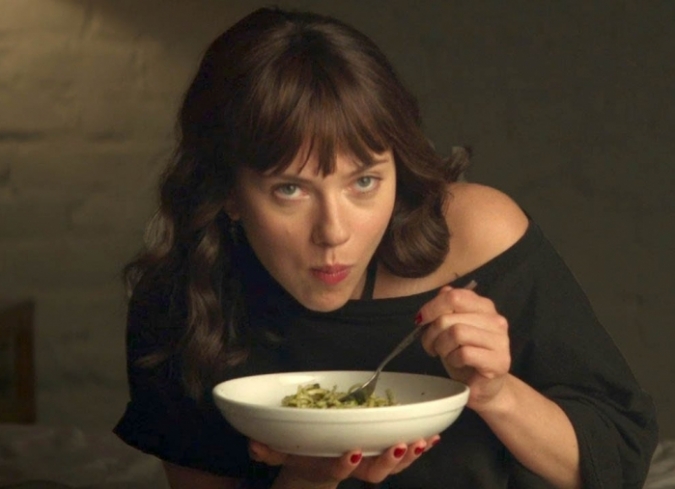 Despu�s de la fallida Cowboys & Aliens (2011), Jon Favreu escribe, dirige, produce y protagoniza, Chef a domicilio, una comedia rom�ntica que cuenta con un reparto multiestelar con breves apariciones: Sof�a Vergara, Scarlett Johansson, John Leguizamo, Dustin Hoffman, y Robert Downey Jr.  Favreu se enfunda en el traje de Carl Casper, un chef derrotado y  divorciado que busca encontrarle sentido a su vida, despu�s de perder su  trabajo en un restaurante tras una mala cr�tica que lo conduce a una  crisis p�blica. A pesar de su precaria situaci�n profesional y familiar,  Casper decide comenzar desde cero y redescubrir su pasi�n por la  comida. Alentado por Inez, su exesposa (Vergara), Carl viaja con ella y  su hijo de 10 a�os (Emjay Anthony) a Miami, y all�, el exmarido de Inez  (Robert Downey Jr.), una especie de empresario loco, se apiada de Carl y  le ofrece un viejo y destartalado cami�n de comida ambulante. De esa  manera, Carl se embarca en una odisea a lo largo del pa�s en un esfuerzo  por redescubrir su creatividad y amor por la cocina en un momento en el  que ha perdido todo el prestigio que ten�a.  - ENFILME.COM