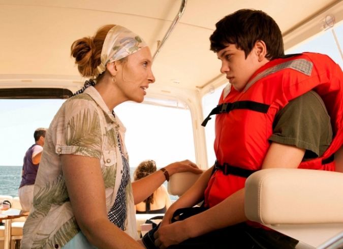The Way Way Back tiene la frescura de un buen chapuz�n en la alberca, pero tambi�n es adentrarse a un raudo tobog�n y ser arrojado a las turbulentas aguas de la disfunci�n familiar. La �pera prima de Nat Faxon y Jim Rash es una modesta propuesta que evita artilugios innecesarios; le basta un s�lido e ingenioso gui�n ?donde coexisten el drama familiar y la diversi�n del parque acu�tico?, cuya articulaci�n permite oportunas y favorables actuaciones de todos los involucrados.  - ENFILME.COM