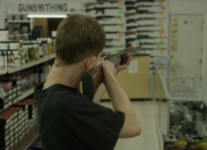 600 millas habla del tr�fico de armas de Estados Unidos a M�xico, pero se centra en examinar aspectos de las relaciones humanas que disparan en diversas formas los instintos m�s b�sicos de la persona.  - ENFILME.COM