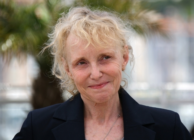 Despu�s  de Agn�s Varda, Claire Denis es la directora francesa viva m�s  importante en la actualidad. M�s de una d�cada despu�s de iniciado el  siglo XXI  sigue siendo cierto que proporcionalmente son pocas las mujeres que  hasta ahora han podido tomar una c�mara y forjarse una carrera como  directoras.  - ENFILME.COM