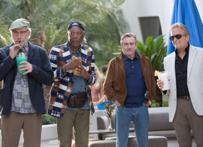 Last Vegas�es una comedia inteligente que coloca los chistes en el lugar y tiempo oportunos, a la par que se mofa continuamente de la edad y sus consecuencias; no solo se se�ala la decrepitud del cuerpo, tambi�n su consecuente c�mulo de conocimientos, de miedos y de rencores.  - ENFILME.COM