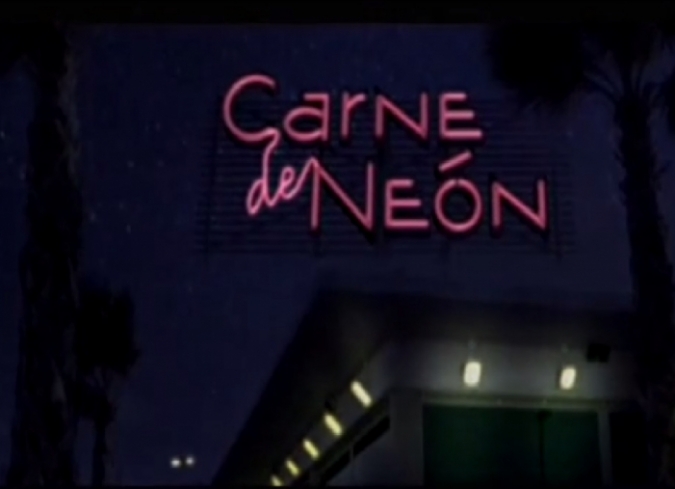 Descrito por su director como ?un cruce entre�Mujeres al borde de un ataque de nervios�[dir. Pedro Almodovar, 1988] y�Reservoir dogs�[dir. Quentin Tarantino,�1992].