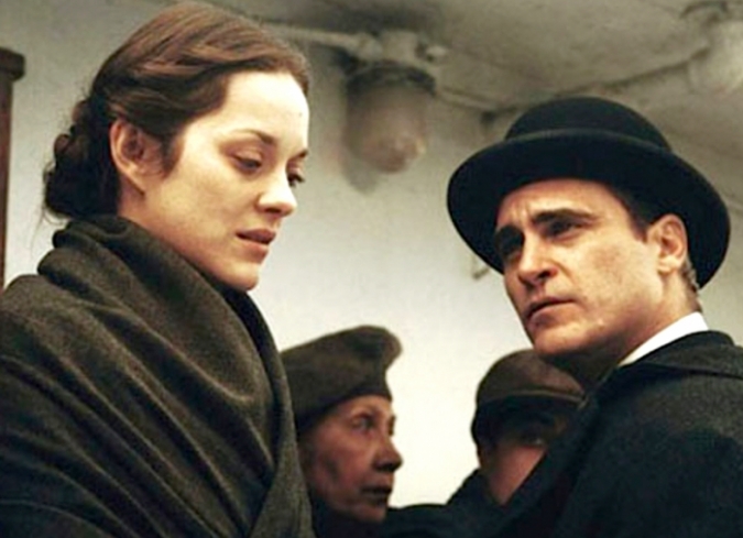 Desde la primera escena de�The Immigrant�hay un velo de dolor en la cinta de James Gray. La segunda pel�cula hist�rica del director �?despu�s de�We Own the Night�(2007) que se desarrolla en Brooklyn, durante 1988?, se establece en Nueva York, en 1921, para contar el destino tr�gico con m�ticas pinceladas hist�ricas de un pu�ado de personajes envueltos en culpa, venganza, purgaci�n y deseos ?a veces torcidos? de salir avante.  - ENFILME.COM