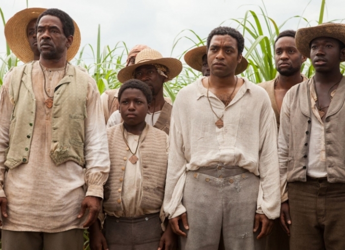 12 Years a Slave�es un drama basado en una injusticia, que muestra a un hombre inocente encarcelado� y refundido por un sistema podrido. A nivel hist�rico, es la denuncia de un pasado cuya gravedad ha sido mitigada por un discurso de falsa fraternidad de los dominantes y el peso del tiempo, que tiene la facilidad de convertir la consciencia perversa en ciega asunci�n.  - ENFILME.COM