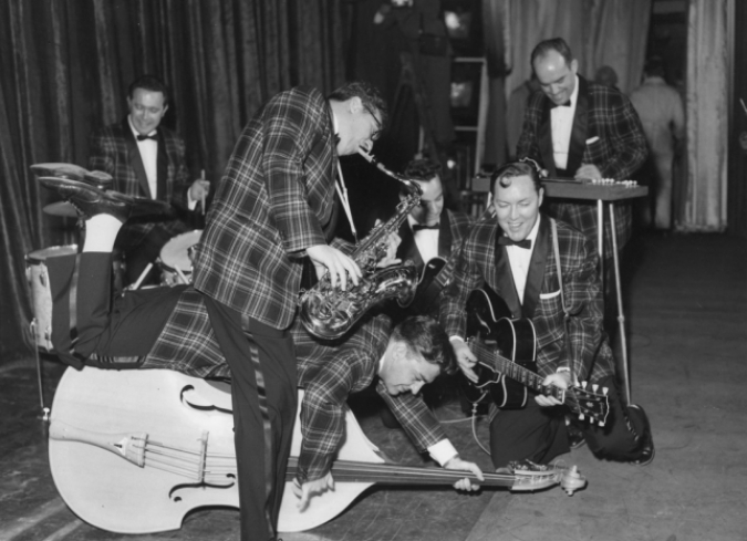 La    m�sica rock incursion� en el cine en 1955, cuando la canci�n ?Rock    Around the Clock?, de Bill Haley y sus Cometas (Bill Haley & His    Comets), son� en los cr�ditos iniciales de Semilla de maldad.  - ENFILME.COM