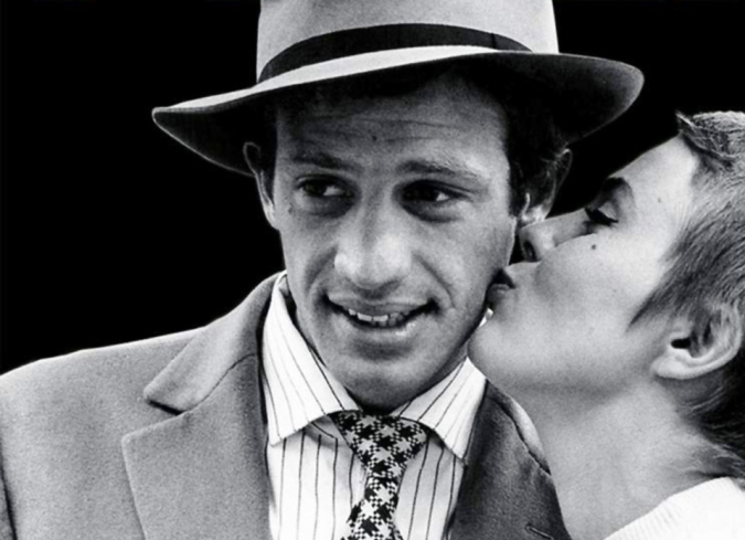 En 1960, Jean-Luc Godard era un estudioso cr�tico de cine, pero sobre todo, un cin�filo, que gustaba de los film noir serie B realizados en los Estados Unidos. Decidi� hacer uno, casi sin presupuesto, con un gui�n escrito horas antes del rodaje.  - ENFILME.COM