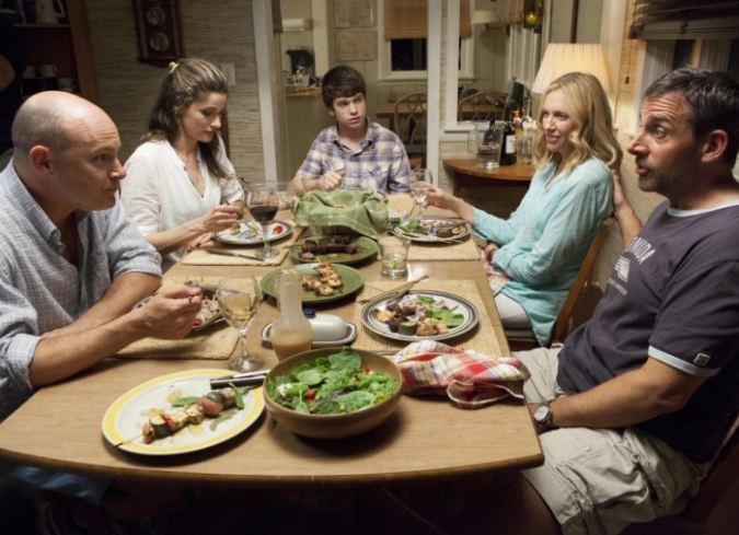The Way Way Back tiene la frescura de un buen chapuz�n en la alberca, pero tambi�n es adentrarse a un raudo tobog�n y ser arrojado a las turbulentas aguas de la disfunci�n familiar. La �pera prima de Nat Faxon y Jim Rash es una modesta propuesta que evita artilugios innecesarios; le basta un s�lido e ingenioso gui�n ?donde coexisten el drama familiar y la diversi�n del parque acu�tico?, cuya articulaci�n permite oportunas y favorables actuaciones de todos los involucrados.  - ENFILME.COM