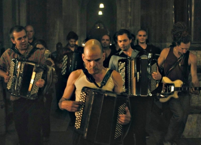 Holy Motors es un portentoso y desquiciante homenaje a la vida, evidentemente al cine (y su capacidad para hacernos vivir vidas ajenas), y al propio arte histri�nico de Lavant.  - ENFILME.COM