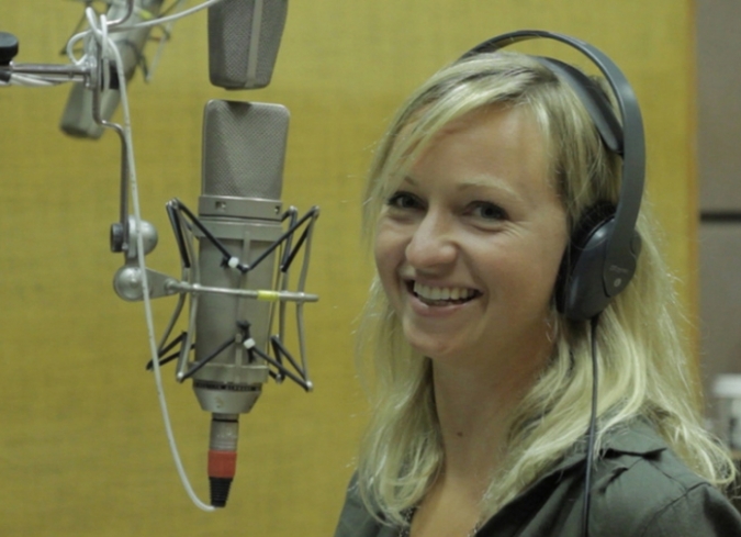 El director Brent Hodge decidi� que la mejor forma de �hacer un documental sobre un grupo de fan�ticos tan inusual era centr�ndose en una persona, que al igual que los espectadores, apenas est� conociendo lo que son los bronies; es decir: la actriz de doblaje y cantante Ashleigh Ball, que presta su voz para dos personajes de la caricatura: Rainbow Dash y Applejack.  - ENFILME.COM