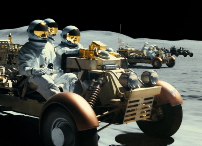 El astronauta y comandante Roy McBride (Brad Pitt) lidera un equipo comprometido con la localizaci�n de formas de vida extraterrestres en la estratosfera, cuando un repentino aumento de energ�a casi le cost� la vida. Este incidente es el �ltimo de una larga serie de cat�strofes recientes que han ocurrido en la Tierra, causadas precisamente por sobretensiones el�ctricas generadas por explosiones radiactivas. La inteligencia estadounidense entiende que el problema es el resultado de los rayos c�smicos que emanan de las explosiones que ocurren cerca del planeta Neptuno, donde tuvo lugar el Proyecto Lima, una antigua misi�n cuyo transbordador espacial desapareci� 16 a�os despu�s de la partida. No es un hecho secundario, el comandante del proyecto era el padre de Roy, H. Clifford McBride (Tommy Lee Jones), un astronauta legendario cuyos rastros se han perdido y que �l cree que ahora est� muerto. Sin embargo, Roy contin�a idolatr�ndolo, ya que �l mismo hered� una incre�ble tolerancia al riesgo de su padre y la convicci�n de que todas las respuestas a los enigmas f�sicos y metaf�sicos de la vida residen en el espacio m�s profundo. Un d�a, los funcionarios del gobierno de los Estados Unidos se presentan ante Roy para pedirle que participe en una nueva y peligrosa misi�n. El hombre comienza as� un viaje al cosmos hacia Neptuno en busca de varias respuestas y verdades sobre la humanidad, su padre y �l mismo.  - ENFILME.COM