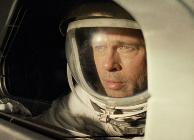El astronauta y comandante Roy McBride (Brad Pitt) lidera un equipo comprometido con la localizaci�n de formas de vida extraterrestres en la estratosfera, cuando un repentino aumento de energ�a casi le cost� la vida. Este incidente es el �ltimo de una larga serie de cat�strofes recientes que han ocurrido en la Tierra, causadas precisamente por sobretensiones el�ctricas generadas por explosiones radiactivas. La inteligencia estadounidense entiende que el problema es el resultado de los rayos c�smicos que emanan de las explosiones que ocurren cerca del planeta Neptuno, donde tuvo lugar el Proyecto Lima, una antigua misi�n cuyo transbordador espacial desapareci� 16 a�os despu�s de la partida. No es un hecho secundario, el comandante del proyecto era el padre de Roy, H. Clifford McBride (Tommy Lee Jones), un astronauta legendario cuyos rastros se han perdido y que �l cree que ahora est� muerto. Sin embargo, Roy contin�a idolatr�ndolo, ya que �l mismo hered� una incre�ble tolerancia al riesgo de su padre y la convicci�n de que todas las respuestas a los enigmas f�sicos y metaf�sicos de la vida residen en el espacio m�s profundo. Un d�a, los funcionarios del gobierno de los Estados Unidos se presentan ante Roy para pedirle que participe en una nueva y peligrosa misi�n. El hombre comienza as� un viaje al cosmos hacia Neptuno en busca de varias respuestas y verdades sobre la humanidad, su padre y �l mismo.  - ENFILME.COM