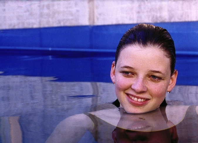 La ni�a santa�(2004), transcurre principalmente en un microcosmos. El Hotel Termas (que la directora visitaba durante su infancia) es una precaria burbuja con una piscina central (en sus tres filmes hay estos cuerpos p�blicos de agua) que parece existir fuera del tiempo y del espacio.  - ENFILME.COM