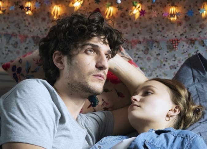 Despu�s de a�os de compromiso, convivencia y amor, Marianne (Laetitia Casta) decide terminar su relaci�n con Abel (Louis Garrel) porque espera un hijo de Paul, el mejor amigo de Abel. Sin l�grimas, pero aturdido, su rostro tiene una expresi�n de asombro y tristeza; sale de la casa y cae por las escaleras. Ocho a�os despu�s, Abel se reencuentra con Marianne durante el funeral de Paul. Los dos vuelven a estar juntos. Sin embargo, Abel debe defenderse de las atenciones de Eva (Lily-Rose Depp), la hermana de Paul que siempre se sinti� atra�da por el amigo de su hermano y ahora lo quiere a toda costa. Tambi�n debe enfrentar la hostilidad del hijo de Marianne, Joseph (Joseph Engel), quien est� celoso e insin�a que Abel envenen� a su padre. A partir de estas situaciones, para el protagonista, se delinea un laborioso itinerario de investigaci�n interna durante el cual ser� llevado a cuestionarse sobre el misterio de lo femenino, el amor y la vida en pareja.  - ENFILME.COM