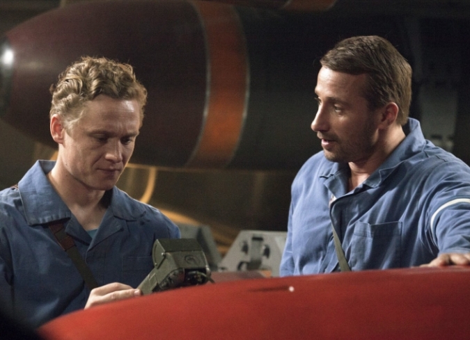 Sirviendo a la Armada Rusa, Mikhail (Matthias Schoenaerts) es, ante todo, un hombre de familia que atiende las necesidades de su peque�o hijo, Misha (Artemiy Spiridonov) y su esposa embarazada, Tanya (Lea Seydoux). Cuando el deber llama, Mikhail se reporta al Kursk, un submarino masivo que transporta una gran cantidad de torpedos inestables, prepar�ndose para reingresar a las profundidades con fines de entrenamiento, probando armamento y mostrando el poder ruso. Cuando uno de los torpedos explota, provoca da�os importantes dentro del submarino, envi�ndolo al fondo del mar, obligando a los sobrevivientes a encontrar un espacio seguro y esperar un posible rescate. En casa, Misha se entera del accidente, pero las autoridades se niegan a ofrecer informaci�n sobre la tripulaci�n, dejando a los familiares de los afectados frustrados y enojados. Mikhail se esfuerza por encontrar una salida a la situaci�n, tomando el control de los suministros y escuchando los esfuerzos navales para restablecer el orden. Esperando en aguas internacionales est� David (Colin Firth), un oficial superior de la Royal Navy que est� siguiendo el desastre, preparado para montar un rescate sin importarle que pueda ser rechazado por los funcionarios rusos.  - ENFILME.COM