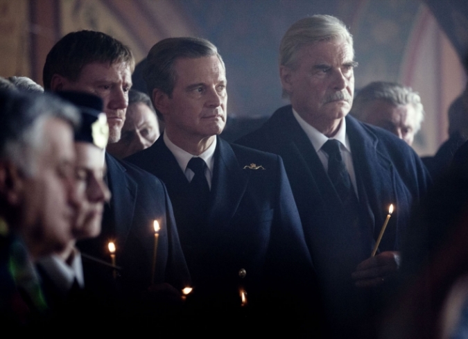 Sirviendo a la Armada Rusa, Mikhail (Matthias Schoenaerts) es, ante todo, un hombre de familia que atiende las necesidades de su peque�o hijo, Misha (Artemiy Spiridonov) y su esposa embarazada, Tanya (Lea Seydoux). Cuando el deber llama, Mikhail se reporta al Kursk, un submarino masivo que transporta una gran cantidad de torpedos inestables, prepar�ndose para reingresar a las profundidades con fines de entrenamiento, probando armamento y mostrando el poder ruso. Cuando uno de los torpedos explota, provoca da�os importantes dentro del submarino, envi�ndolo al fondo del mar, obligando a los sobrevivientes a encontrar un espacio seguro y esperar un posible rescate. En casa, Misha se entera del accidente, pero las autoridades se niegan a ofrecer informaci�n sobre la tripulaci�n, dejando a los familiares de los afectados frustrados y enojados. Mikhail se esfuerza por encontrar una salida a la situaci�n, tomando el control de los suministros y escuchando los esfuerzos navales para restablecer el orden. Esperando en aguas internacionales est� David (Colin Firth), un oficial superior de la Royal Navy que est� siguiendo el desastre, preparado para montar un rescate sin importarle que pueda ser rechazado por los funcionarios rusos.  - ENFILME.COM