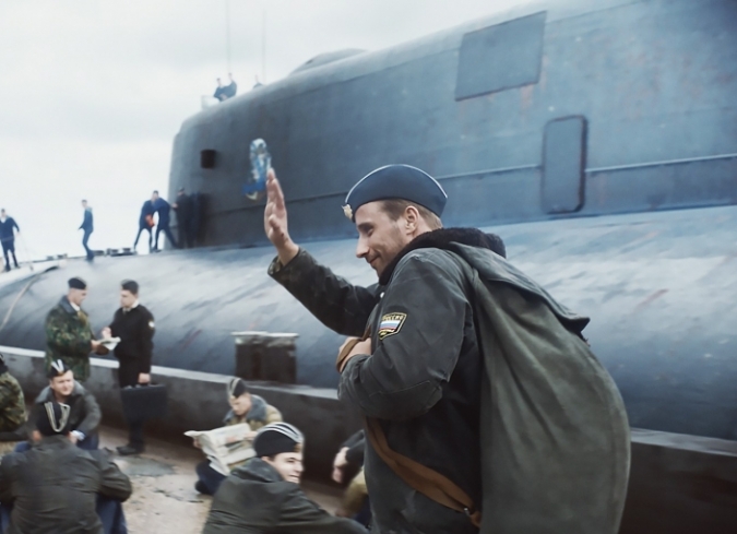 Sirviendo a la Armada Rusa, Mikhail (Matthias Schoenaerts) es, ante todo, un hombre de familia que atiende las necesidades de su peque�o hijo, Misha (Artemiy Spiridonov) y su esposa embarazada, Tanya (Lea Seydoux). Cuando el deber llama, Mikhail se reporta al Kursk, un submarino masivo que transporta una gran cantidad de torpedos inestables, prepar�ndose para reingresar a las profundidades con fines de entrenamiento, probando armamento y mostrando el poder ruso. Cuando uno de los torpedos explota, provoca da�os importantes dentro del submarino, envi�ndolo al fondo del mar, obligando a los sobrevivientes a encontrar un espacio seguro y esperar un posible rescate. En casa, Misha se entera del accidente, pero las autoridades se niegan a ofrecer informaci�n sobre la tripulaci�n, dejando a los familiares de los afectados frustrados y enojados. Mikhail se esfuerza por encontrar una salida a la situaci�n, tomando el control de los suministros y escuchando los esfuerzos navales para restablecer el orden. Esperando en aguas internacionales est� David (Colin Firth), un oficial superior de la Royal Navy que est� siguiendo el desastre, preparado para montar un rescate sin importarle que pueda ser rechazado por los funcionarios rusos.  - ENFILME.COM
