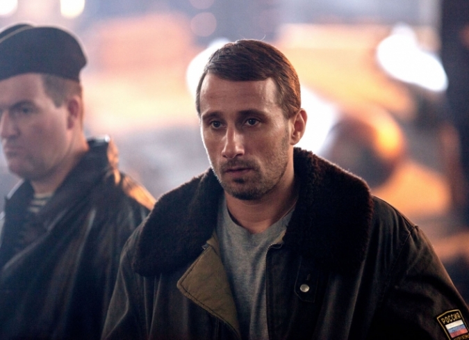Sirviendo a la Armada Rusa, Mikhail (Matthias Schoenaerts) es, ante todo, un hombre de familia que atiende las necesidades de su peque�o hijo, Misha (Artemiy Spiridonov) y su esposa embarazada, Tanya (Lea Seydoux). Cuando el deber llama, Mikhail se reporta al Kursk, un submarino masivo que transporta una gran cantidad de torpedos inestables, prepar�ndose para reingresar a las profundidades con fines de entrenamiento, probando armamento y mostrando el poder ruso. Cuando uno de los torpedos explota, provoca da�os importantes dentro del submarino, envi�ndolo al fondo del mar, obligando a los sobrevivientes a encontrar un espacio seguro y esperar un posible rescate. En casa, Misha se entera del accidente, pero las autoridades se niegan a ofrecer informaci�n sobre la tripulaci�n, dejando a los familiares de los afectados frustrados y enojados. Mikhail se esfuerza por encontrar una salida a la situaci�n, tomando el control de los suministros y escuchando los esfuerzos navales para restablecer el orden. Esperando en aguas internacionales est� David (Colin Firth), un oficial superior de la Royal Navy que est� siguiendo el desastre, preparado para montar un rescate sin importarle que pueda ser rechazado por los funcionarios rusos.  - ENFILME.COM
