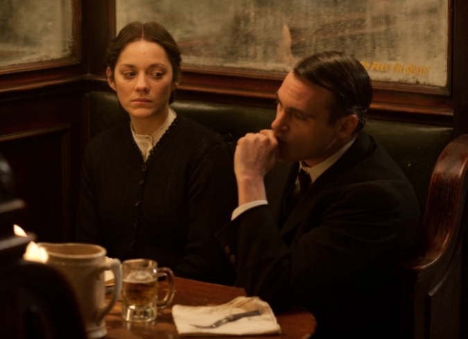 Desde la primera escena de�The Immigrant�hay un velo de dolor en la cinta de James Gray. La segunda pel�cula hist�rica del director �?despu�s de�We Own the Night�(2007) que se desarrolla en Brooklyn, durante 1988?, se establece en Nueva York, en 1921, para contar el destino tr�gico con m�ticas pinceladas hist�ricas de un pu�ado de personajes envueltos en culpa, venganza, purgaci�n y deseos ?a veces torcidos? de salir avante.  - ENFILME.COM