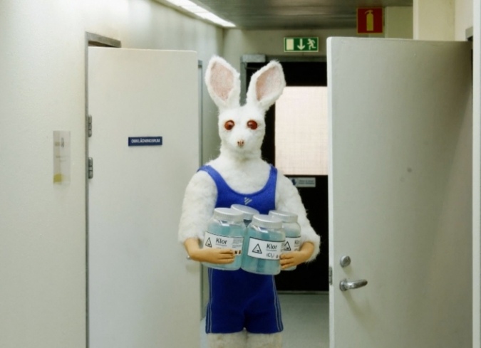 A pesar de la naturaleza aparentemente tierna de los personajes de Bath House (2014), estos animales tienen un lado perverso como el de los seres humanos. A lo largo del cortometraje, se muestra la progresi�n inc�moda de su completa falta de moralidad. El espectador se sumerge en este mundo hostil, en una trama de robo, enga�o y errores humanos (o en este caso animales).  - ENFILME.COM