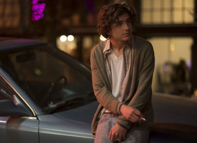 David Sheff (Steve Carell) es un periodista que vive en compa��a de su esposa, Karen (Maura Tierney), y sus dos peque�os hijos, pero Nic (Timothee Chalamet) -su hijo de un primer matrimonio con Vicki (Amy Ryan)- est� constantemente en su mente debido al deterioro f�sico y psicol�gico que padece el joven a causa de su fuerte adicci�n al cristal meth. A pesar de su juventud, Nic ha estado atrapado en un ciclo vicioso de alcohol y drogas durante mucho tiempo; su presente es doloroso y su futuro luce desesperanzador. Atrapado en una ruta de depresiones, reca�das, falsos reinicios y fallidos intentos de rehabilitaci�n, el padre no puede m�s que mostrarse impotente al no saber qu� m�s hacer para ayudar. Al no poder comunicarse con Nic a lo largo de los a�os, David decide procesar la situaci�n de una manera diferente, aprendiendo a retroceder e investigando la enfermedad de su hijo para ubicar finalmente alg�n nivel de estabilidad, combatiendo la fuerza de los recuerdos que tiene de Nic como un ni�o lleno de asombro y amor, ahora reemplazado por un ser humano angustiado y destruido que necesita descubrir las cosas por s� mismo.  - ENFILME.COM