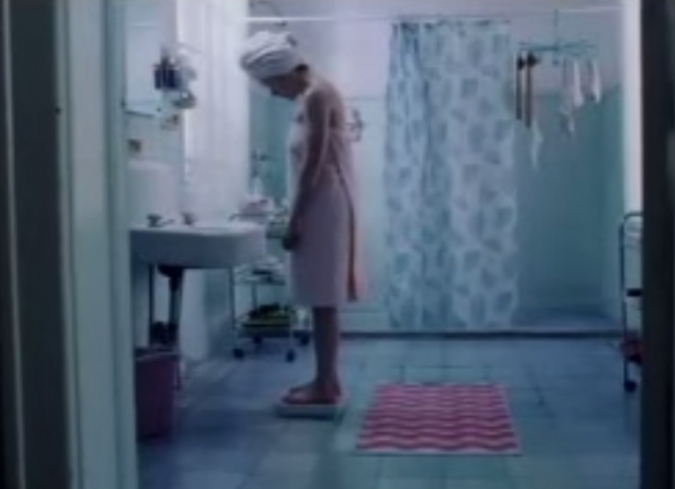 Un filme narrado con desparpajo y comicidad, muy cercano al absurdo, que hace una reflexi�n de la necesidad de ser aceptados en una sociedad superficial donde la apariencia f�sica es lo m�s importante.  - ENFILME.COM
