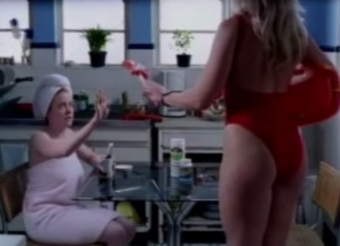 Un filme narrado con desparpajo y comicidad, muy cercano al absurdo, que hace una reflexi�n de la necesidad de ser aceptados en una sociedad superficial donde la apariencia f�sica es lo m�s importante.  - ENFILME.COM