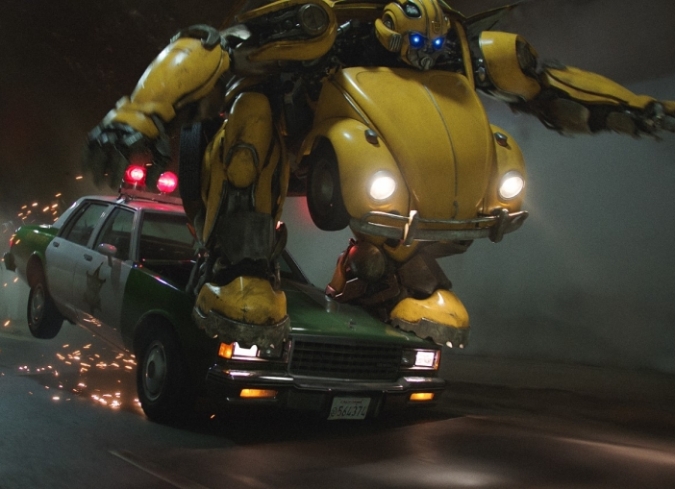 Los Decepticons est�n ganando la guerra en el planeta Cybertron, obligando a Optimus Prime (voz de�Peter Cullen) a dispersar a los Autobots sobrevivientes a lo ancho y largo de la galaxia, enviando a Bumblebee (voz de�Dylan O'Brien) a la Tierra para esperar m�s instrucciones. Aterrizando en California en 1987, Bumblebee es perseguido y atacado por un soldado Decepticon; durante el combate contra su adversario, el primero pierde la memoria y la voz, as� que para sobrevivir decide adoptar la apariencia de un Volkswagen Beetle color amarillo. Ese mismo a�o, aunque en otra regi�n, a las afueras de San Francisco, vive Charlie (Hailee Steinfeld), una adolescente a punto de cumplir 18 a�os que tiene problemas para superar la muerte de su padre. Atada a una familia a la que no cree pertenecer, la joven anhela desesperadamente tener un autom�vil propio para emprender la huida y hacer una nueva vida. Encontrando a Bumblebee en un desguace, Charlie lleva el auto a casa con la intenci�n de repararlo y usarlo. Lo que realmente encuentra es un confundido y mudo guerrero de Cybertron, y �l necesita ayuda. A medida que se convierten en amigos, los problemas se avecinan cuando dos malvados Decepticons -Shatter (Angela Bassett) y Dropkick (Justin Theroux)- llegan a la Tierra para encontrar a Bumblebee.  - ENFILME.COM