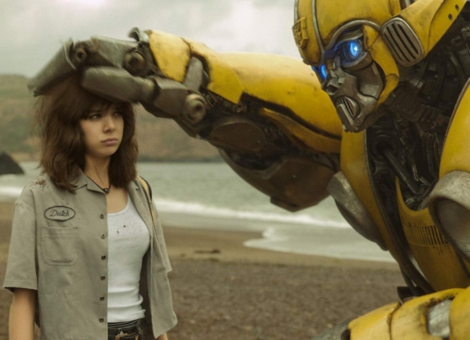 Los Decepticons est�n ganando la guerra en el planeta Cybertron, obligando a Optimus Prime (voz de�Peter Cullen) a dispersar a los Autobots sobrevivientes a lo ancho y largo de la galaxia, enviando a Bumblebee (voz de�Dylan O'Brien) a la Tierra para esperar m�s instrucciones. Aterrizando en California en 1987, Bumblebee es perseguido y atacado por un soldado Decepticon; durante el combate contra su adversario, el primero pierde la memoria y la voz, as� que para sobrevivir decide adoptar la apariencia de un Volkswagen Beetle color amarillo. Ese mismo a�o, aunque en otra regi�n, a las afueras de San Francisco, vive Charlie (Hailee Steinfeld), una adolescente a punto de cumplir 18 a�os que tiene problemas para superar la muerte de su padre. Atada a una familia a la que no cree pertenecer, la joven anhela desesperadamente tener un autom�vil propio para emprender la huida y hacer una nueva vida. Encontrando a Bumblebee en un desguace, Charlie lleva el auto a casa con la intenci�n de repararlo y usarlo. Lo que realmente encuentra es un confundido y mudo guerrero de Cybertron, y �l necesita ayuda. A medida que se convierten en amigos, los problemas se avecinan cuando dos malvados Decepticons -Shatter (Angela Bassett) y Dropkick (Justin Theroux)- llegan a la Tierra para encontrar a Bumblebee.  - ENFILME.COM