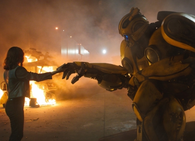 Los Decepticons est�n ganando la guerra en el planeta Cybertron, obligando a Optimus Prime (voz de�Peter Cullen) a dispersar a los Autobots sobrevivientes a lo ancho y largo de la galaxia, enviando a Bumblebee (voz de�Dylan O'Brien) a la Tierra para esperar m�s instrucciones. Aterrizando en California en 1987, Bumblebee es perseguido y atacado por un soldado Decepticon; durante el combate contra su adversario, el primero pierde la memoria y la voz, as� que para sobrevivir decide adoptar la apariencia de un Volkswagen Beetle color amarillo. Ese mismo a�o, aunque en otra regi�n, a las afueras de San Francisco, vive Charlie (Hailee Steinfeld), una adolescente a punto de cumplir 18 a�os que tiene problemas para superar la muerte de su padre. Atada a una familia a la que no cree pertenecer, la joven anhela desesperadamente tener un autom�vil propio para emprender la huida y hacer una nueva vida. Encontrando a Bumblebee en un desguace, Charlie lleva el auto a casa con la intenci�n de repararlo y usarlo. Lo que realmente encuentra es un confundido y mudo guerrero de Cybertron, y �l necesita ayuda. A medida que se convierten en amigos, los problemas se avecinan cuando dos malvados Decepticons -Shatter (Angela Bassett) y Dropkick (Justin Theroux)- llegan a la Tierra para encontrar a Bumblebee.  - ENFILME.COM