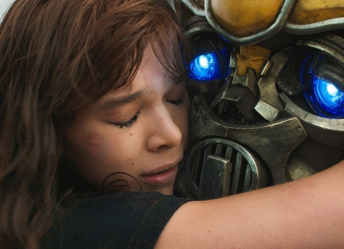 Los Decepticons est�n ganando la guerra en el planeta Cybertron, obligando a Optimus Prime (voz de�Peter Cullen) a dispersar a los Autobots sobrevivientes a lo ancho y largo de la galaxia, enviando a Bumblebee (voz de�Dylan O'Brien) a la Tierra para esperar m�s instrucciones. Aterrizando en California en 1987, Bumblebee es perseguido y atacado por un soldado Decepticon; durante el combate contra su adversario, el primero pierde la memoria y la voz, as� que para sobrevivir decide adoptar la apariencia de un Volkswagen Beetle color amarillo. Ese mismo a�o, aunque en otra regi�n, a las afueras de San Francisco, vive Charlie (Hailee Steinfeld), una adolescente a punto de cumplir 18 a�os que tiene problemas para superar la muerte de su padre. Atada a una familia a la que no cree pertenecer, la joven anhela desesperadamente tener un autom�vil propio para emprender la huida y hacer una nueva vida. Encontrando a Bumblebee en un desguace, Charlie lleva el auto a casa con la intenci�n de repararlo y usarlo. Lo que realmente encuentra es un confundido y mudo guerrero de Cybertron, y �l necesita ayuda. A medida que se convierten en amigos, los problemas se avecinan cuando dos malvados Decepticons -Shatter (Angela Bassett) y Dropkick (Justin Theroux)- llegan a la Tierra para encontrar a Bumblebee.  - ENFILME.COM