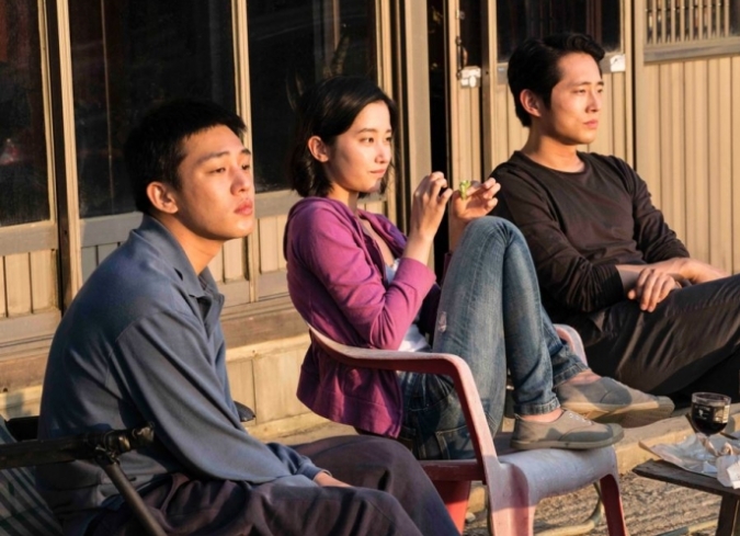 Jongsu (Yoo Ah-in) es un joven de clase trabajadora y aspirante a escritor en busca de superar un bloque ocreativo. Para ello, deambula entre los fantasmas de su propio pasado y las obsesiones de un presente que le resulta indescifrable. Un d�a, mientras realiza entregas y trabajos de medio tiempo como repartidor en Se�l, Jongsu se reencuentra con Haemi (Jun Jong-Seo), una chica a la que conoci� en la infancia y no la hab�a visto desde aquel entonces. Luego de algunos breves encuentros, ella se marcha a �frica y le pregunta a Jongsu si puede cuidar de su gato mientras est� fuera. A su regreso, Haemi est� en compa��a de Ben (Steven Yeun), un misterioso y adinerado hombre. Entre los tres, casi extra�os, pronto se establece una fuerte atracci�n y una compleja geometr�a de sentimientos, llena de fantas�as borrosas que generan ilusiones e incertidumbres. Cuando la amistad y la confianza florece entre los dos hombres, Ben le revela su m�s perverso pasatiempo. Al saber el m�s rec�ndito secreto de su nuevo amigo -o rival-, Jongsu entra en una espiral de confusiones y angustias, donde los l�mites -entre la seguridad y el peligro, las dudas y las certezas, la realidad y la ficci�n- comienzan a difuminarse.  - ENFILME.COM