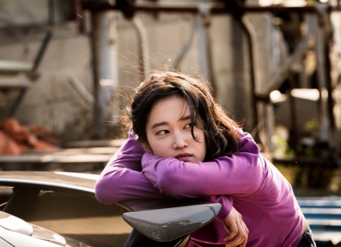 Jongsu (Yoo Ah-in) es un joven de clase trabajadora y aspirante a escritor en busca de superar un bloque ocreativo. Para ello, deambula entre los fantasmas de su propio pasado y las obsesiones de un presente que le resulta indescifrable. Un d�a, mientras realiza entregas y trabajos de medio tiempo como repartidor en Se�l, Jongsu se reencuentra con Haemi (Jun Jong-Seo), una chica a la que conoci� en la infancia y no la hab�a visto desde aquel entonces. Luego de algunos breves encuentros, ella se marcha a �frica y le pregunta a Jongsu si puede cuidar de su gato mientras est� fuera. A su regreso, Haemi est� en compa��a de Ben (Steven Yeun), un misterioso y adinerado hombre. Entre los tres, casi extra�os, pronto se establece una fuerte atracci�n y una compleja geometr�a de sentimientos, llena de fantas�as borrosas que generan ilusiones e incertidumbres. Cuando la amistad y la confianza florece entre los dos hombres, Ben le revela su m�s perverso pasatiempo. Al saber el m�s rec�ndito secreto de su nuevo amigo -o rival-, Jongsu entra en una espiral de confusiones y angustias, donde los l�mites -entre la seguridad y el peligro, las dudas y las certezas, la realidad y la ficci�n- comienzan a difuminarse.  - ENFILME.COM