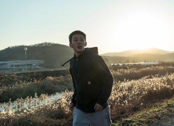 Jongsu (Yoo Ah-in) es un joven de clase trabajadora y aspirante a escritor en busca de superar un bloque ocreativo. Para ello, deambula entre los fantasmas de su propio pasado y las obsesiones de un presente que le resulta indescifrable. Un d�a, mientras realiza entregas y trabajos de medio tiempo como repartidor en Se�l, Jongsu se reencuentra con Haemi (Jun Jong-Seo), una chica a la que conoci� en la infancia y no la hab�a visto desde aquel entonces. Luego de algunos breves encuentros, ella se marcha a �frica y le pregunta a Jongsu si puede cuidar de su gato mientras est� fuera. A su regreso, Haemi est� en compa��a de Ben (Steven Yeun), un misterioso y adinerado hombre. Entre los tres, casi extra�os, pronto se establece una fuerte atracci�n y una compleja geometr�a de sentimientos, llena de fantas�as borrosas que generan ilusiones e incertidumbres. Cuando la amistad y la confianza florece entre los dos hombres, Ben le revela su m�s perverso pasatiempo. Al saber el m�s rec�ndito secreto de su nuevo amigo -o rival-, Jongsu entra en una espiral de confusiones y angustias, donde los l�mites -entre la seguridad y el peligro, las dudas y las certezas, la realidad y la ficci�n- comienzan a difuminarse.  - ENFILME.COM