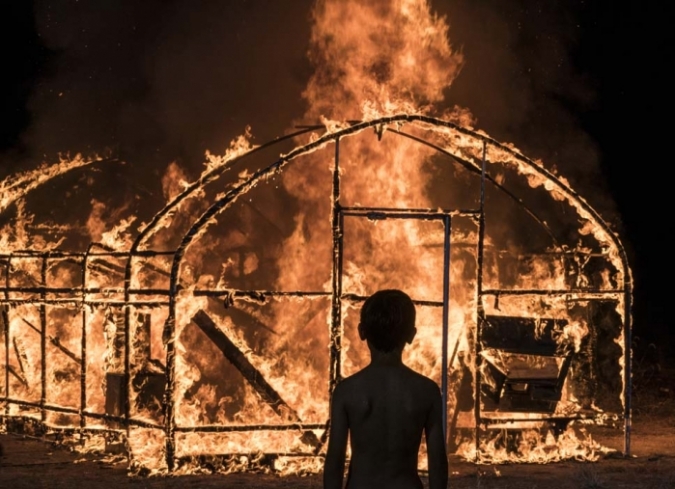 Jongsu (Yoo Ah-in) es un joven de clase trabajadora y aspirante a escritor en busca de superar un bloque ocreativo. Para ello, deambula entre los fantasmas de su propio pasado y las obsesiones de un presente que le resulta indescifrable. Un d�a, mientras realiza entregas y trabajos de medio tiempo como repartidor en Se�l, Jongsu se reencuentra con Haemi (Jun Jong-Seo), una chica a la que conoci� en la infancia y no la hab�a visto desde aquel entonces. Luego de algunos breves encuentros, ella se marcha a �frica y le pregunta a Jongsu si puede cuidar de su gato mientras est� fuera. A su regreso, Haemi est� en compa��a de Ben (Steven Yeun), un misterioso y adinerado hombre. Entre los tres, casi extra�os, pronto se establece una fuerte atracci�n y una compleja geometr�a de sentimientos, llena de fantas�as borrosas que generan ilusiones e incertidumbres. Cuando la amistad y la confianza florece entre los dos hombres, Ben le revela su m�s perverso pasatiempo. Al saber el m�s rec�ndito secreto de su nuevo amigo -o rival-, Jongsu entra en una espiral de confusiones y angustias, donde los l�mites -entre la seguridad y el peligro, las dudas y las certezas, la realidad y la ficci�n- comienzan a difuminarse.  - ENFILME.COM