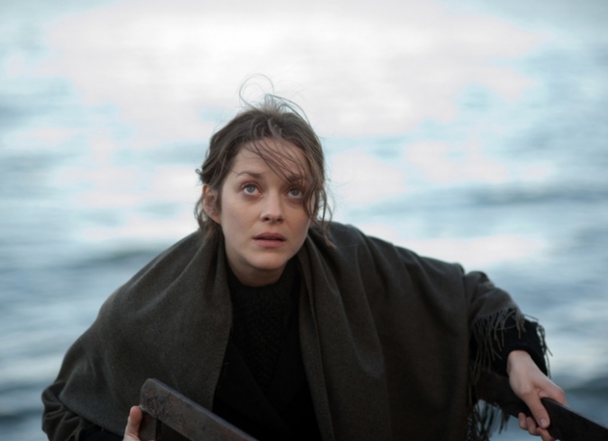 Desde la primera escena de�The Immigrant�hay un velo de dolor en la cinta de James Gray. La segunda pel�cula hist�rica del director �?despu�s de�We Own the Night�(2007) que se desarrolla en Brooklyn, durante 1988?, se establece en Nueva York, en 1921, para contar el destino tr�gico con m�ticas pinceladas hist�ricas de un pu�ado de personajes envueltos en culpa, venganza, purgaci�n y deseos ?a veces torcidos? de salir avante.  - ENFILME.COM