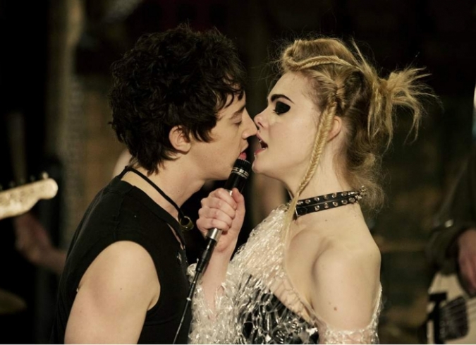 Es 1977 y el inter�s en el Jubileo de Plata de la reina Isabel II se ha apoderado de Londres, dejando a la escena punk floreciente especialmente irritada. Tres j�venes amigos -Enn (Alex Sharp), Vic (A.J. Lewis) y John (Ethan Lewis)- disfrutan enfurecerse contra las autoridades, al mismo tiempo que buscan placeres subterr�neos. Encuentran diversi�n en un club local administrado por la encantadora y desquiciada Queen Boadicea (Nicole Kidman), pero los adolescentes pronto se sienten atra�dos por los sonidos extra�os que emergen de una casa remota y aparentemente abandonada. Deciden ingresar a la misteriosa vivienda, habitada por varios alien�genas que han adoptado la apariencia humana para procesar y estudiar la vida en la Tierra. Una de esas alien�genas es Zan (Elle Fanning), que anhela m�s tiempo en el planeta y hace una conexi�n inmediata con Enn; ella decide hacer que sus �ltimas 48 horas en la Tierra signifiquen algo, as� que decide pasar tiempo con el adolescente para aprender m�s sobre su vida e intereses, con especial concentraci�n en su amor por el estilo de vida punk.  - ENFILME.COM