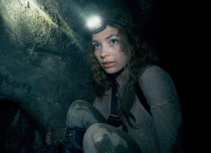 Scarlett Marlowe (Perdita Weeks), una joven arque�loga interesada en la alquimia, contin�a los trabajos de investigaci�n de su padre fallecido en busca de la piedra Flamel, creada por Nicolas Flamel ?el alquimista que buscaba la inmortalidad y la transmutaci�n de los metales en oro mediante la elaboraci�n de la piedra filosofal?. Despu�s de encontrar la llave Rose en una cueva en Ir�n, viaja a Par�s para pedirle ayuda a George (Ben Feldman), un excolaborador y amigo. Junto con Benji (Edwin Hodge), el camar�grafo que documenta todo el proceso de investigaci�n, traducen la l�pida de Flamel que los conduce a las zonas subterr�neas de las calles de Par�s. Scarlett le pide ayuda a un gu�a llamado Papillon (Fran�ois Civil) para sumergirse al interior de las catacumbas parisinas, donde comienza el recorrido que los lleva a las puertas del infierno.  - ENFILME.COM