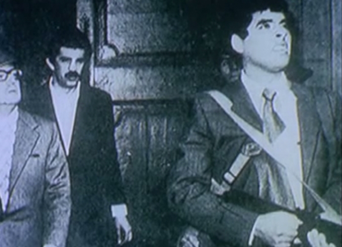 El realizador brit�nico, abre heridas y revisa con su segmento del documental 11'09''01 - September 11 (2002), un fragmento de la historia, una coincidencia de fechas, dolorosa para Chile, y vergonzosa para el pa�s del norte: el martes 11 de septiembre, cuando tuvo lugar el sangriento golpe de estado de Augusto Pinochet apoyado por la CIA en 1973.  - ENFILME.COM