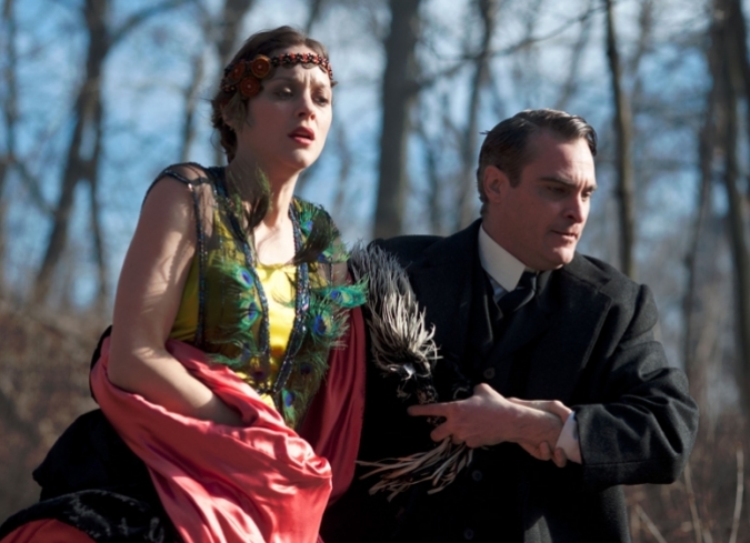 Desde la primera escena de�The Immigrant�hay un velo de dolor en la cinta de James Gray. La segunda pel�cula hist�rica del director �?despu�s de�We Own the Night�(2007) que se desarrolla en Brooklyn, durante 1988?, se establece en Nueva York, en 1921, para contar el destino tr�gico con m�ticas pinceladas hist�ricas de un pu�ado de personajes envueltos en culpa, venganza, purgaci�n y deseos ?a veces torcidos? de salir avante.  - ENFILME.COM