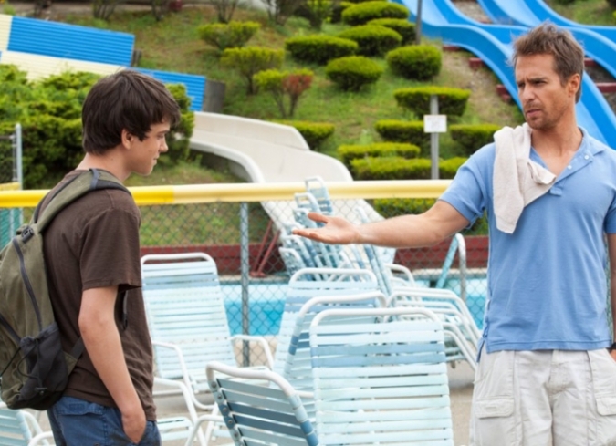 The Way Way Back tiene la frescura de un buen chapuz�n en la alberca, pero tambi�n es adentrarse a un raudo tobog�n y ser arrojado a las turbulentas aguas de la disfunci�n familiar. La �pera prima de Nat Faxon y Jim Rash es una modesta propuesta que evita artilugios innecesarios; le basta un s�lido e ingenioso gui�n ?donde coexisten el drama familiar y la diversi�n del parque acu�tico?, cuya articulaci�n permite oportunas y favorables actuaciones de todos los involucrados.  - ENFILME.COM
