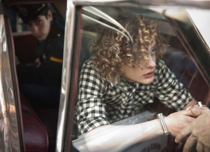 En la Argentina de 1971, Carlos (Lorenzo Ferro) es un adolescente de 17 a�os que disfruta de emociones baratas provocadas por actividades delictivas en las que, a menudo, irrumpe en hogares para vivir otra vida por unos momentos, robando objetos de valor cuando abandona los recintos. Su madre (Cecilia Roth) est� preocupada por su comportamiento cotidiano, pero permanece impotente para hacer algo al respecto, confiando en que Carlos alg�n d�a se percate de sus errores y haga lo correcto. Desafortunadamente, el joven no est� interesado en cambiar de actitud; pronto se une con Ramon (Chino Dar�n) -un compa�ero de clase que proviene de una familia criminal- y de esta manera Carlos es recibido por los padres de su amigo, Ana Mar�a (Mercedes Moran) y Jos� (Daniel Fanego), que le ense�an una o dos cosas m�s sobre actividades clandestinas. Pero el car�cter ambicioso, hiperactivo y temerario de Carlos lo motiva a buscar nuevas maneras de diversi�n y termina ali�ndose con hombres m�s peligrosos que lo orillan a explorar sus impulsos m�s oscuros.  - ENFILME.COM